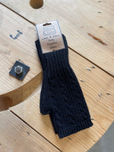 Load image into Gallery viewer, Cable Knit Design Fingerless Gloves